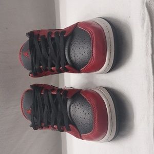JORDAN 1 LOW GYM BLACK AND RED PEBBLED (GS) KIDS